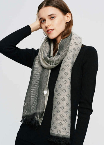 Oversize Diamond Print Scarf