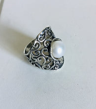 Sterling silver Pearl Shield Ring Flower detail