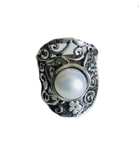 Sterling silver Pearl Shield Ring Flower detail