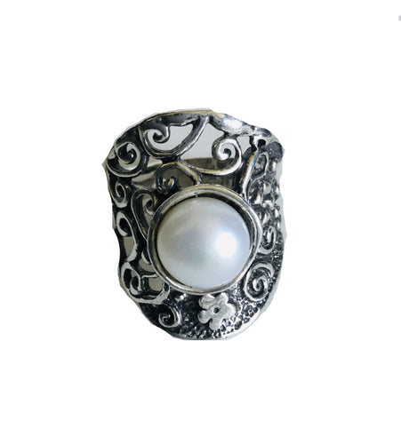 Sterling silver Pearl Shield Ring Flower detail