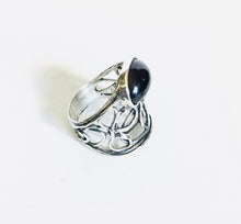 Sterling silver single stone swirl pattern Ring