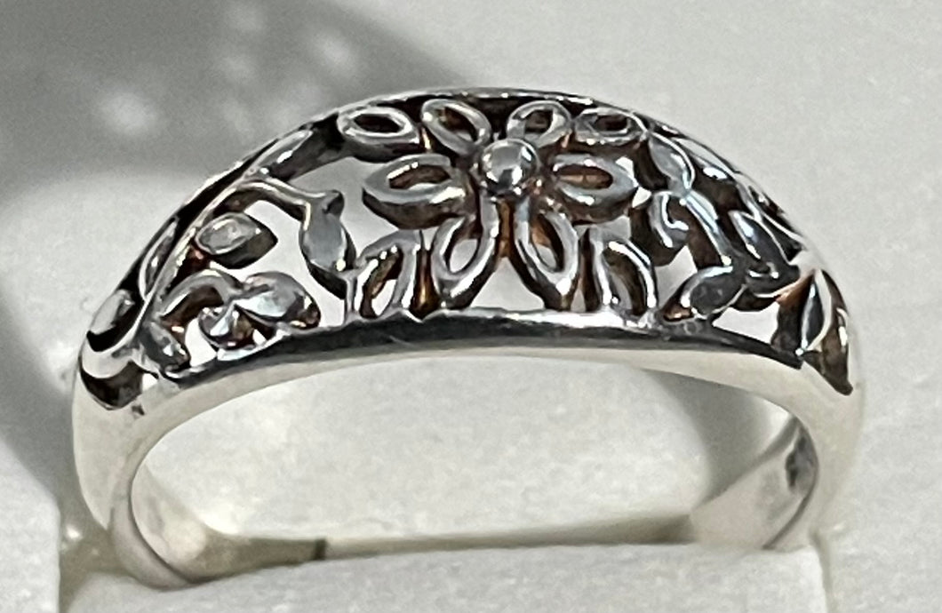 Silver vintage style floral design ring