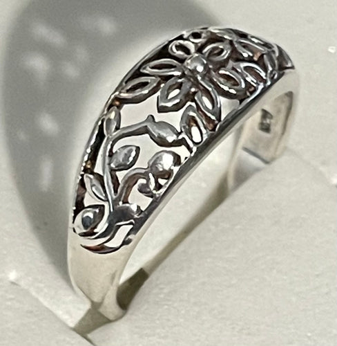 Silver vintage style floral design ring