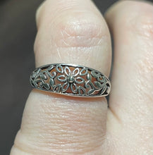 Silver vintage style floral design ring