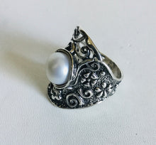 Sterling silver Pearl Shield Ring Flower detail