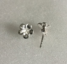 Single flower stud earring
