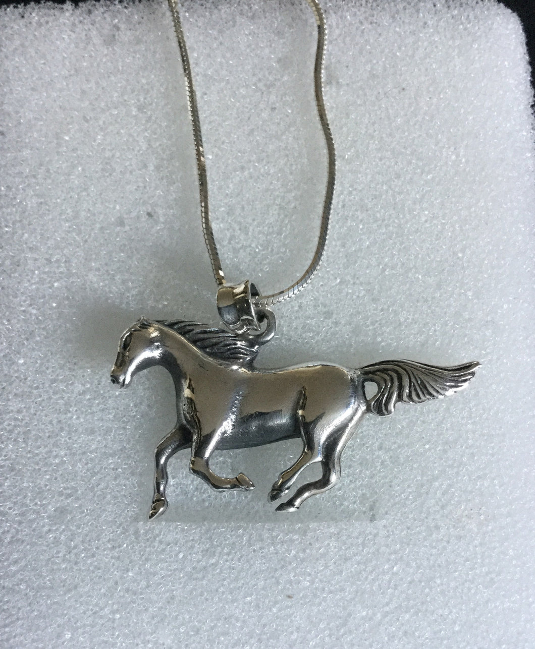 Horse galloping pendant